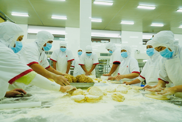 金九月饼工厂里,制饼师傅们都在忙着给月饼包馅.李孟麟|摄