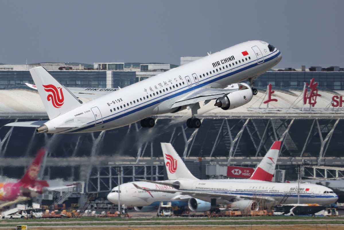 国航首架c919飞机抵达首都机场