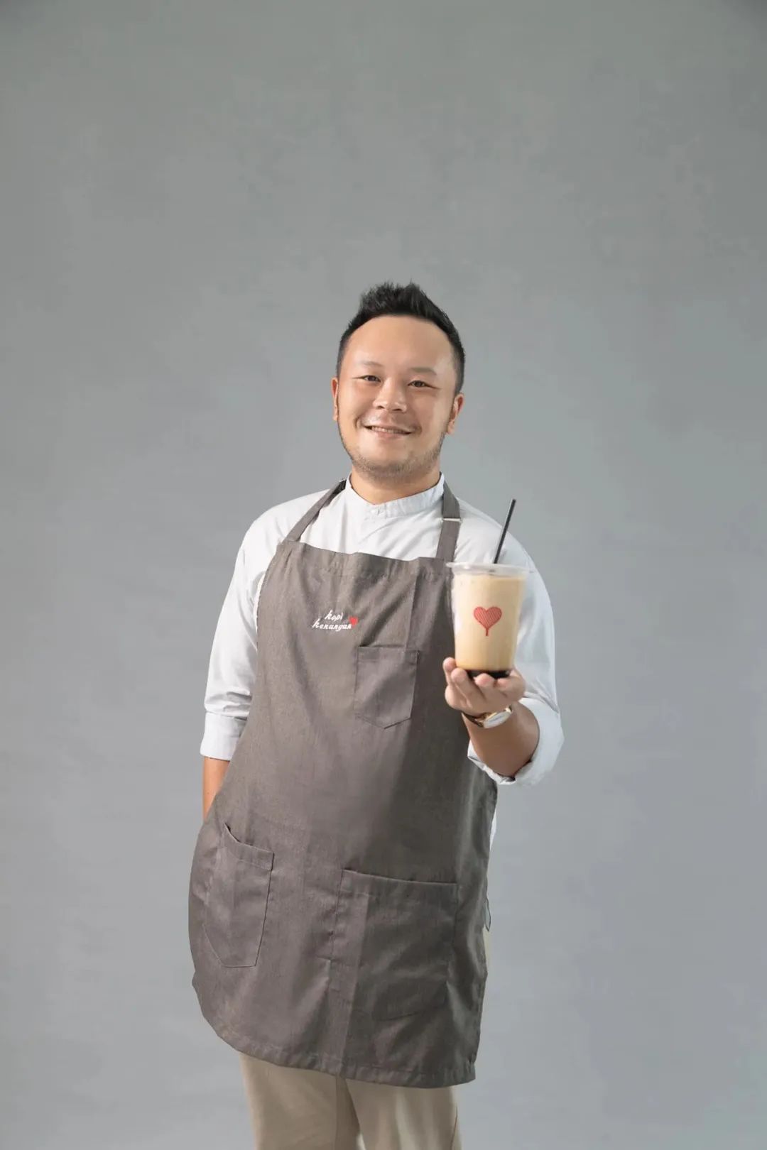 爱德华·蒂尔塔纳塔，Kopi Kenangan聚创始始东谈主兼集团首席扩充官。图片源流：Kopi Kenangan