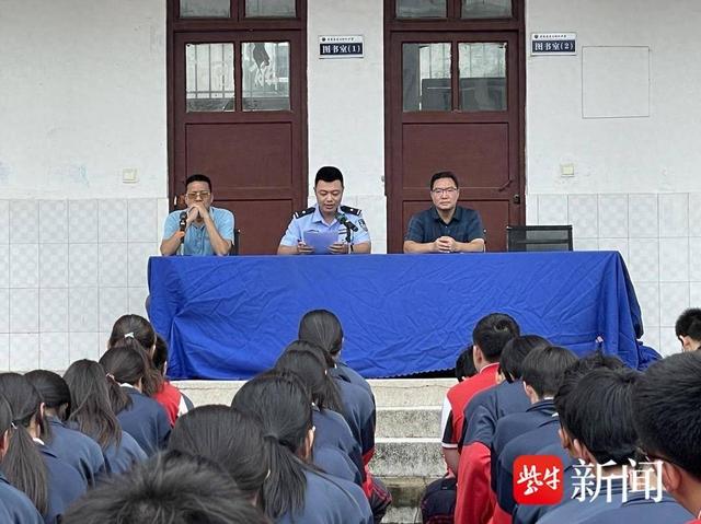 50%)市东海县公安局房山派出所民警走进东海县房山初级中学,以"