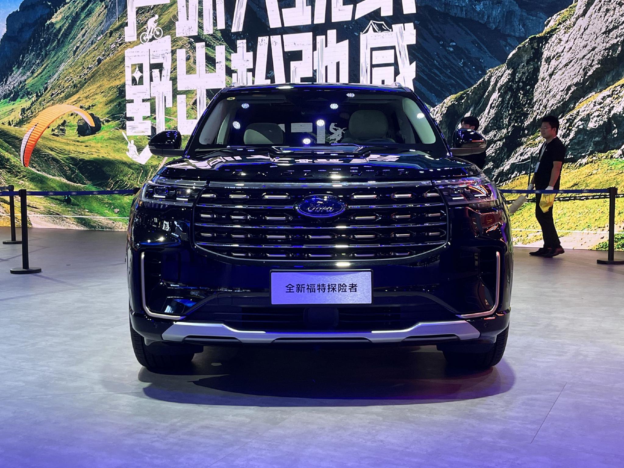 新浪汽车>汽车看点>自媒体>正文>外观方面,全新福特探险者依旧采用了