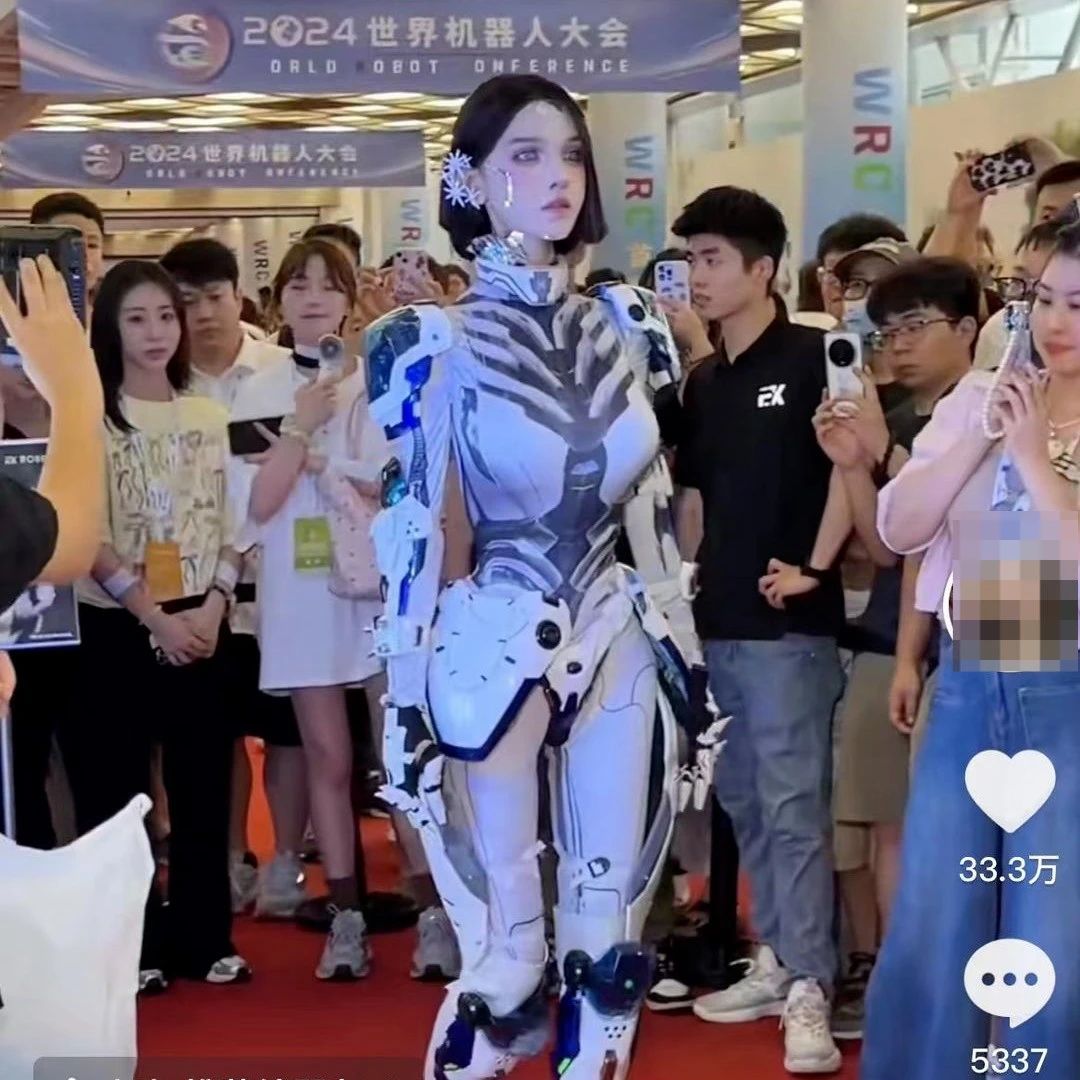 “有观众伸手触摸”,仿生机器人展台混入真人模特?主办方回应|人形机器人|世界机器人大会|北京市|网红|女模特_新浪新闻