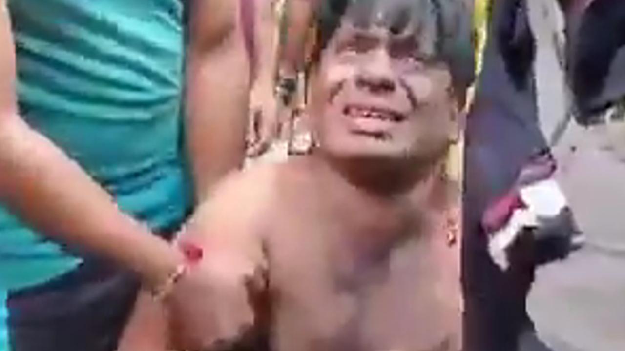 印度补习班老师猥亵13岁女学生，遭市民扒衣游行|印度|补习班_手机新浪网