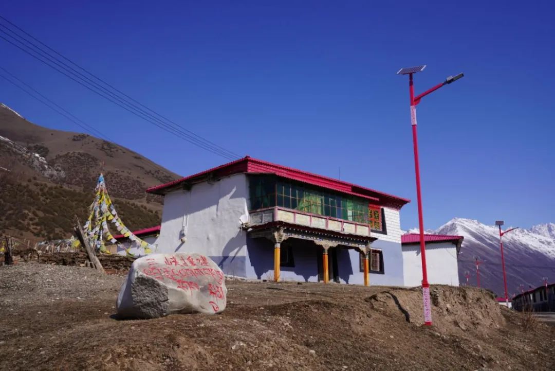 郭金涛介绍,这是2022年立项的丁青县高海拔乡镇易地搬迁安置点基础