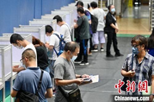 资料图。香港市民填写求职表格。 中新网记者 李志华 摄