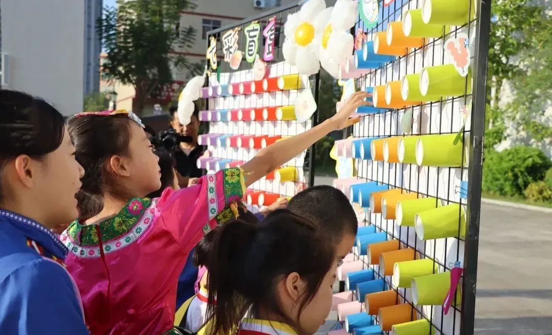 玉林市玉东新区第七小学的学生兴奋地抽取属于我方的盲盒。唐文霞 摄