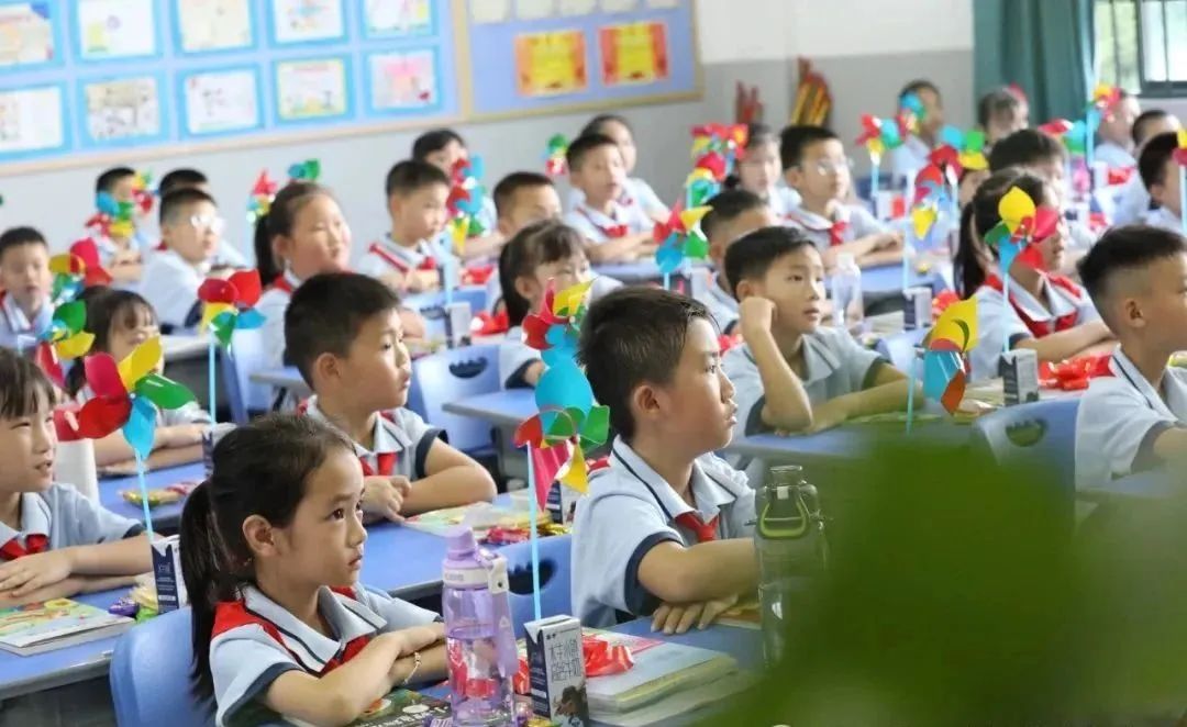 面貌种种的开学第一课。图源防城港电视台