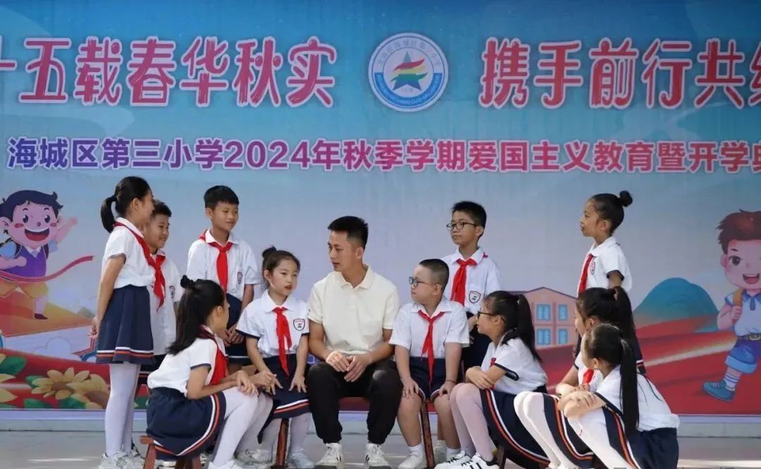 开学典礼上,非遗文化《北海儿歌“眼子”》饰演。 图源北海日报