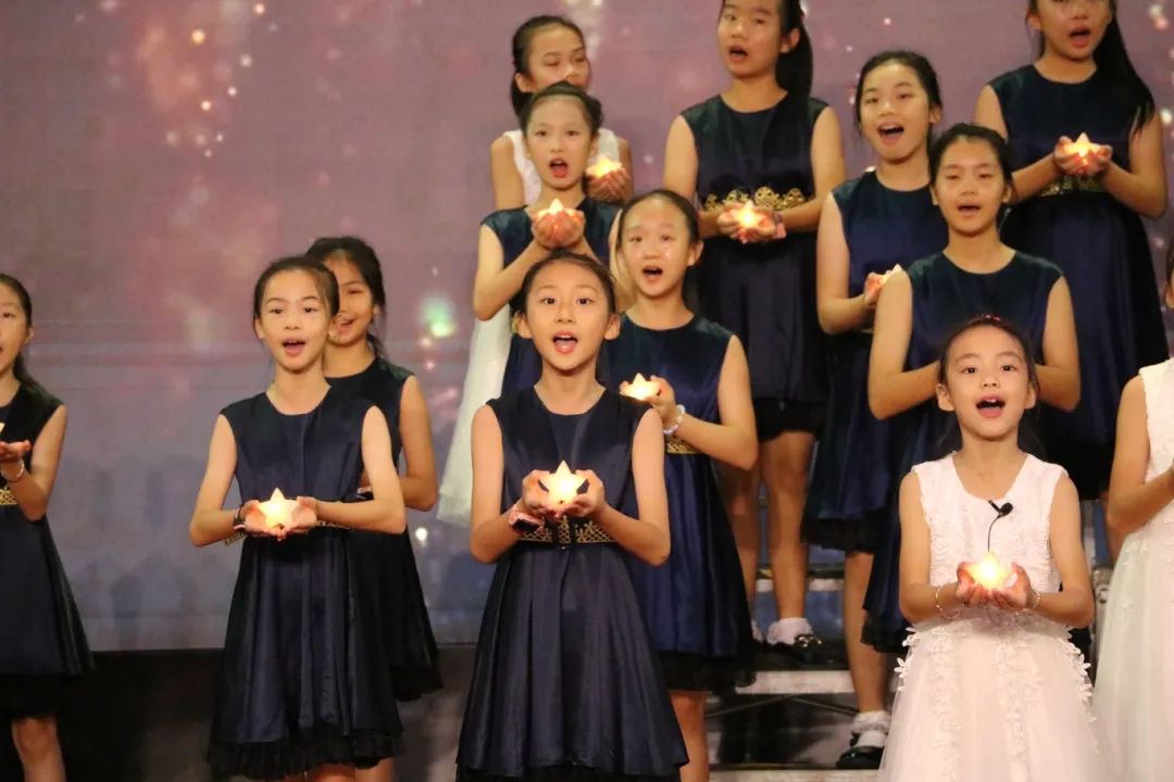 各族学生身穿民族衣饰带来精彩节目展演。图源南国早报