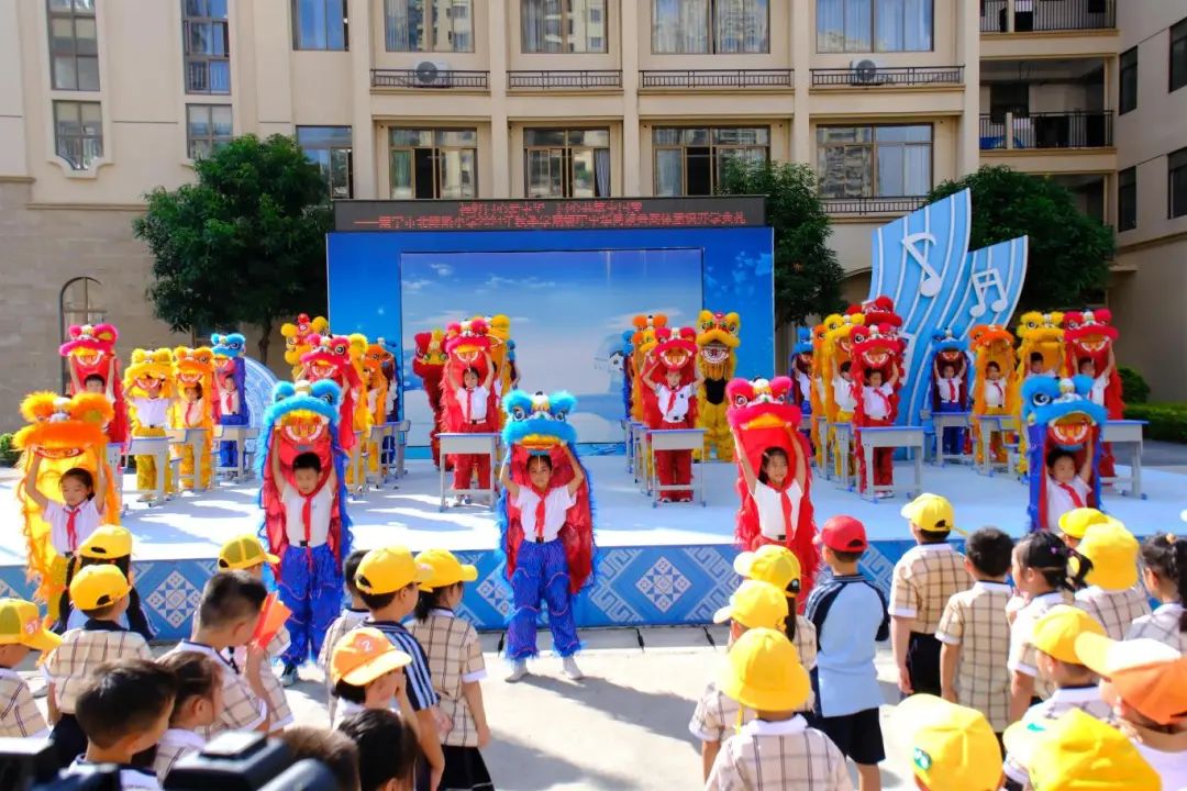 各族学生身穿民族衣饰带来精彩节目展演。图源南国早报