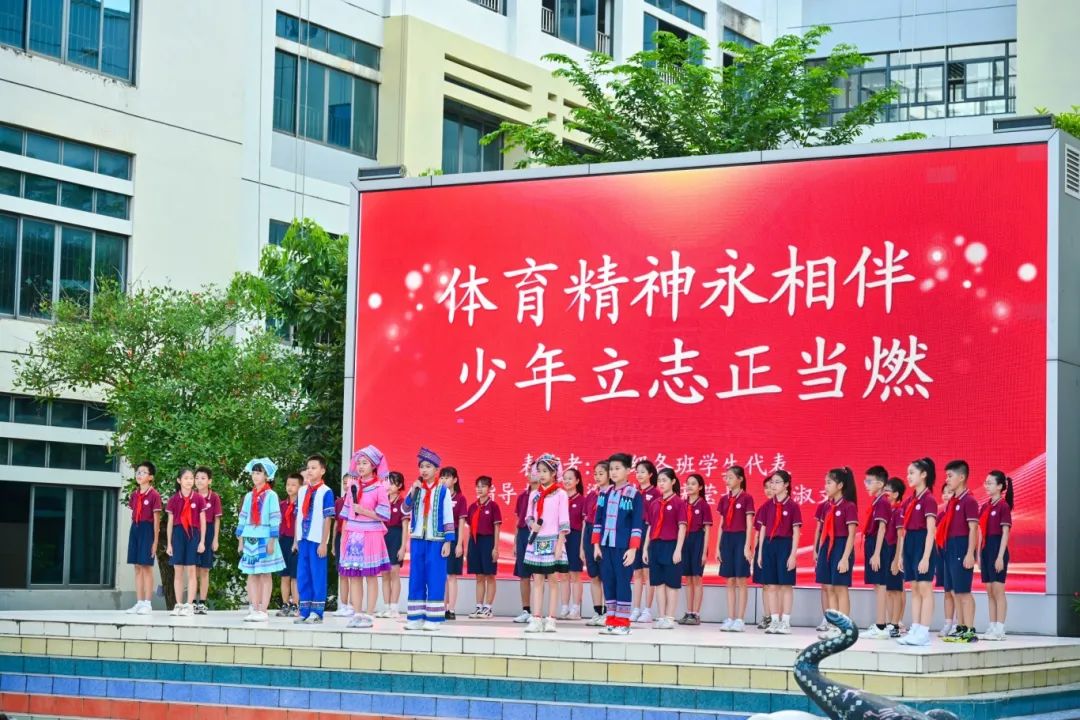 各族学生身穿民族衣饰带来精彩节目展演。图源南国早报
