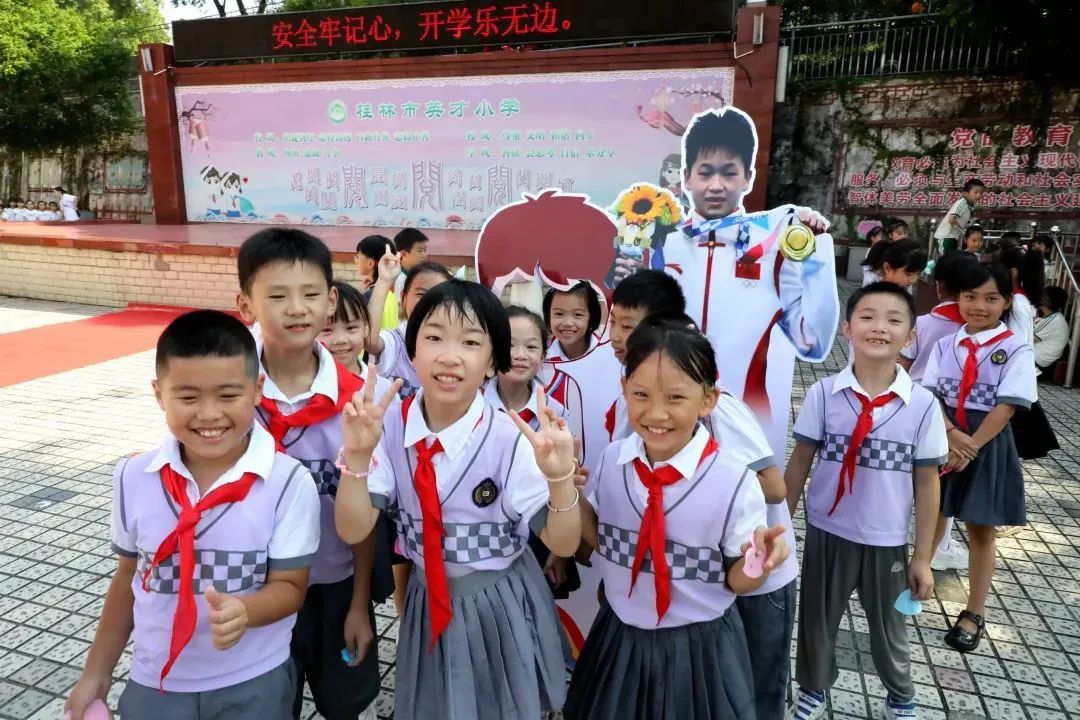 桂林英才小学的孩子们争相与奥运冠军看板合影。图源桂林日报