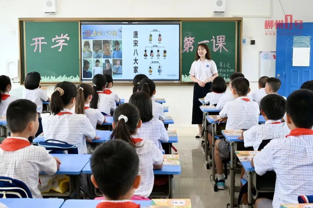 在柳州市弯塘路小学北校区,忠实正在给学生上第一堂班会课。图源柳州市融媒体中心