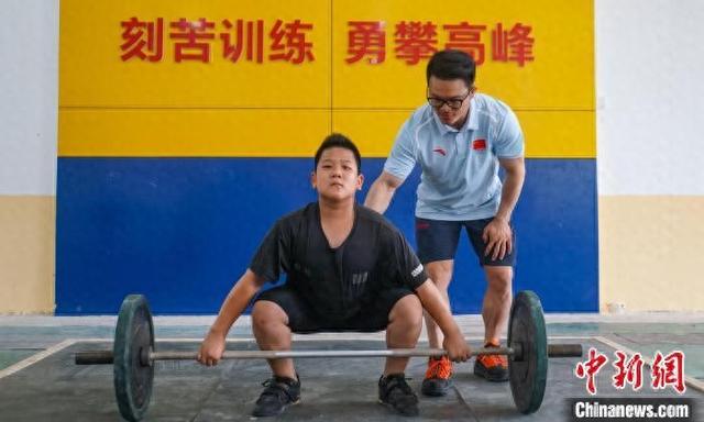 举重运动员石智勇正对五通镇中心小学举重队(以下简称"举重队")队员