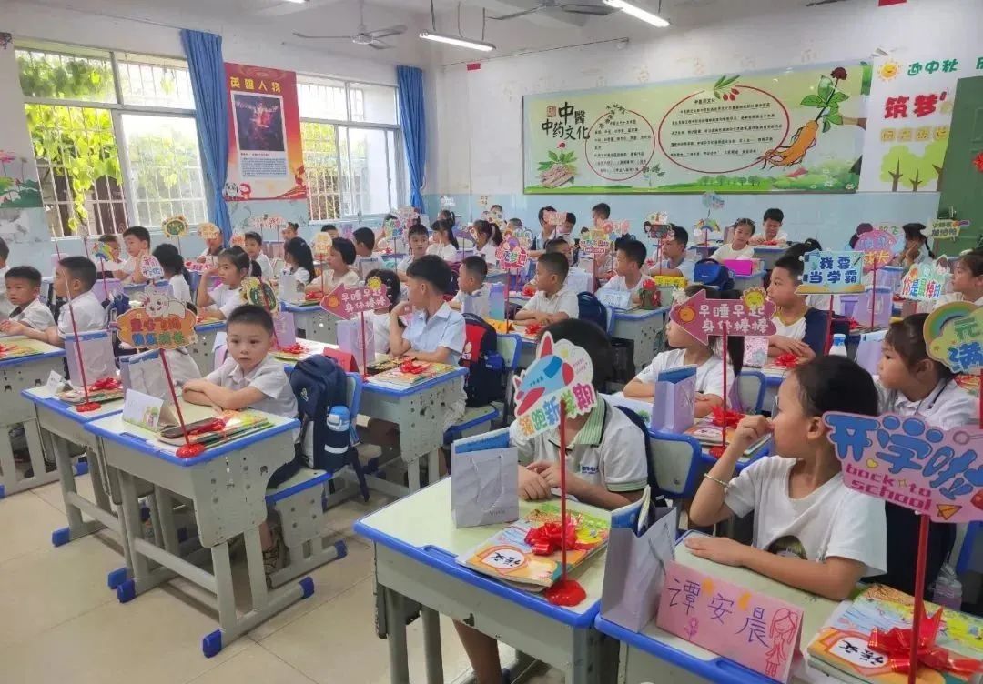 面貌种种的开学第一课。图源防城港电视台