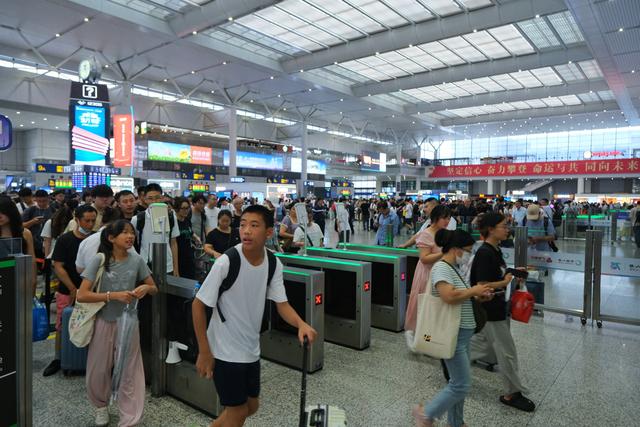 日均超25万人次,上海虹桥火车站创暑运旅客发送量新高