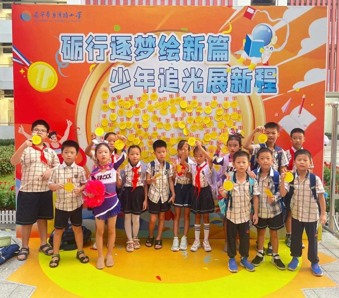 各族学生身穿民族衣饰带来精彩节目展演。图源南国早报