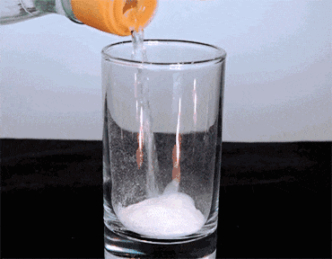 小苏打和白醋反应产生大量气泡