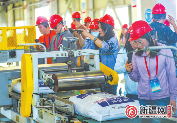“高质量发展中国行·新疆篇”专题活动采访团在国能新疆化工有限公司聚丙烯包装车间参观。（乌鲁木齐晚报资料图片）