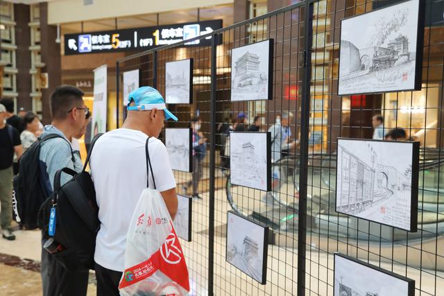 从小,他就住在铁道旁边,童年在追逐火车的呼啸声中度过,青春岁月里,他