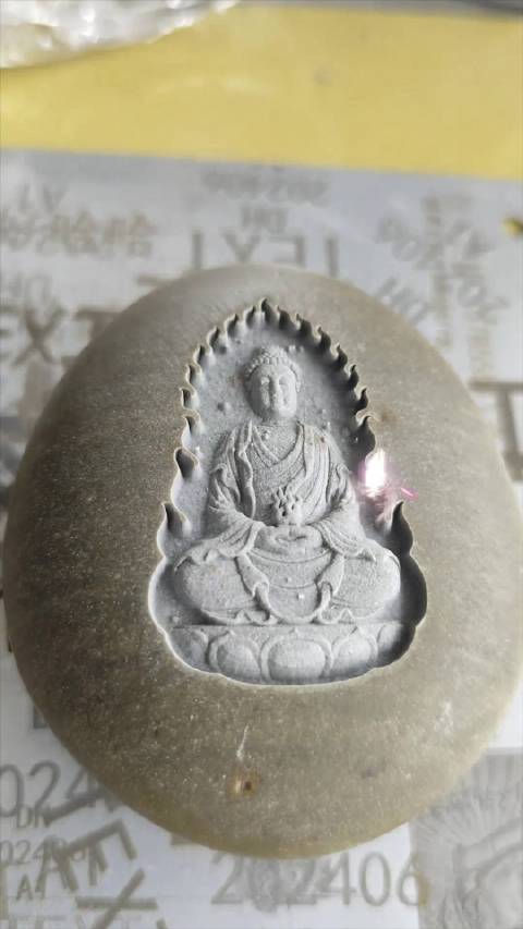 用激光雕刻石头丝滑得栩栩如生_新浪新闻