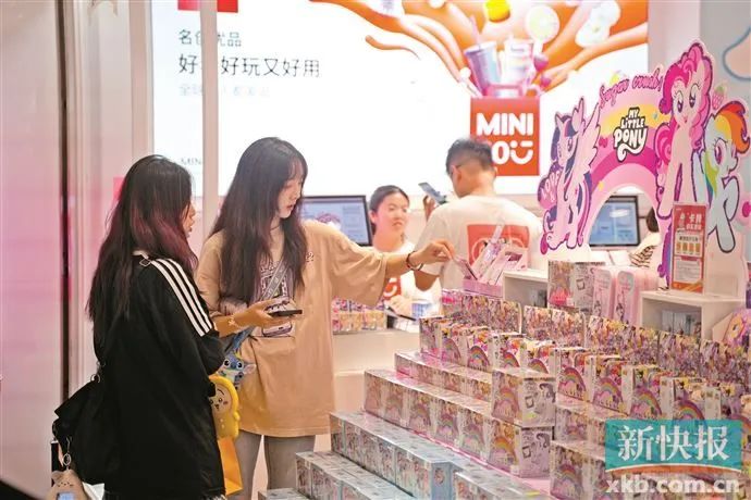 海珠一家潮品店，市民在挑选卡片盲盒。