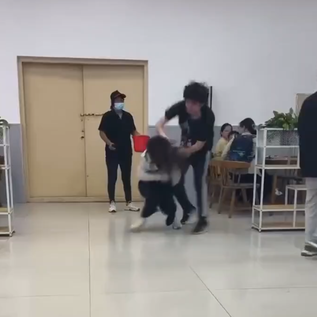 江苏师范大学一男生打女生 学校:已报案!