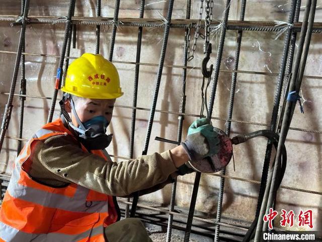 图为施工人员绑扎二衬钢筋.陈宗淇 摄