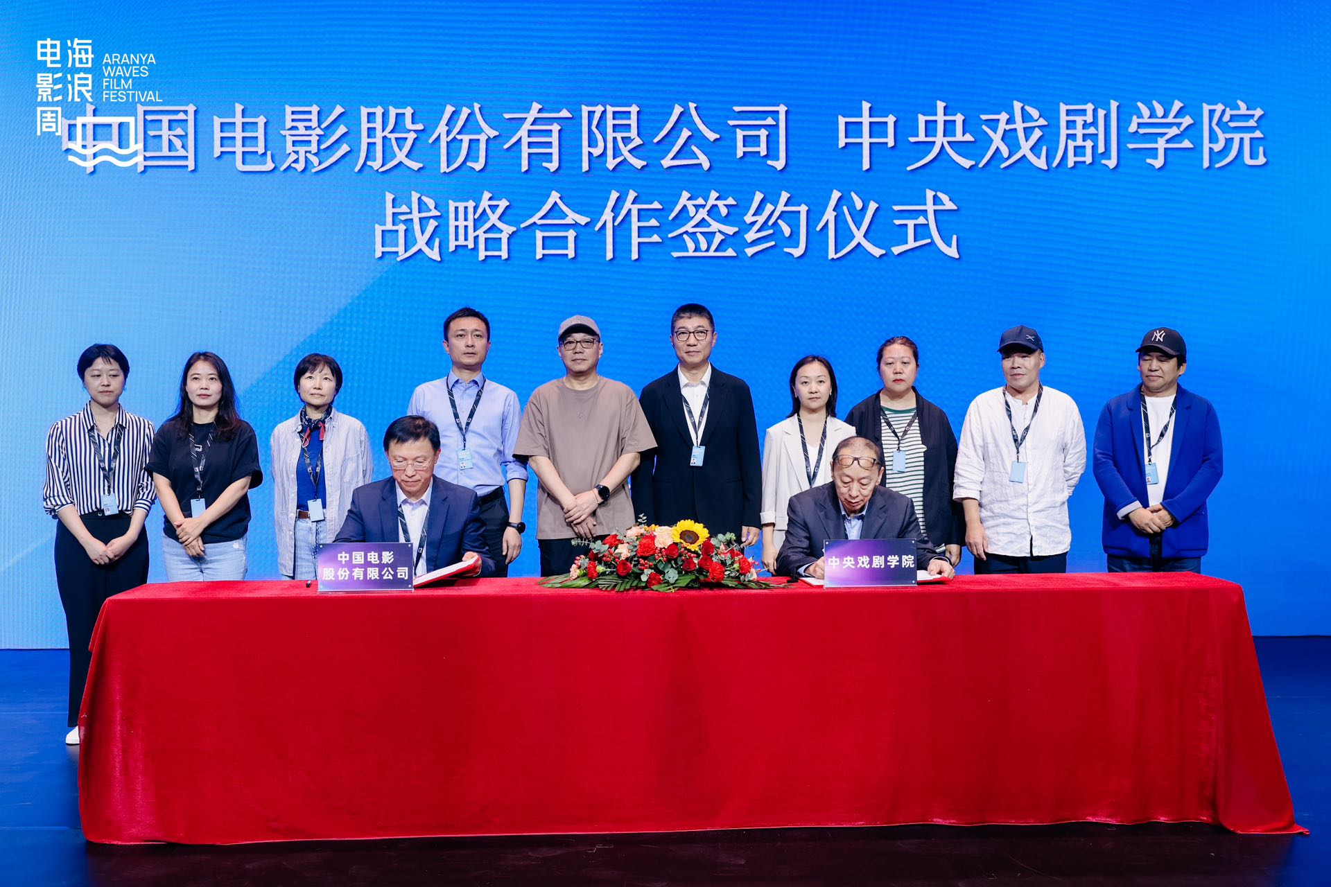 突发！航班落地后撞上机场廊桥 东航致歉