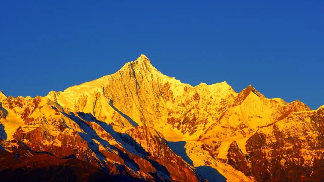 梅里雪山日照金山景观 此里取次 摄