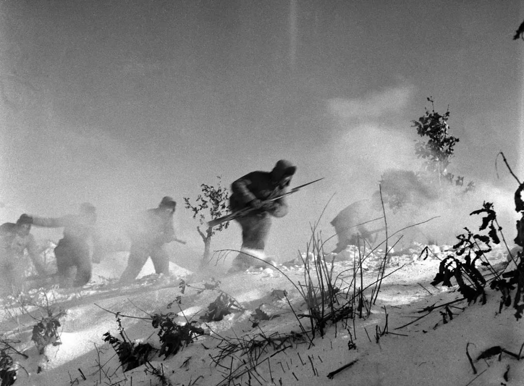 中国人民志愿军第27军战士们打退了敌人的进攻后,冒着风雪发起了冲锋