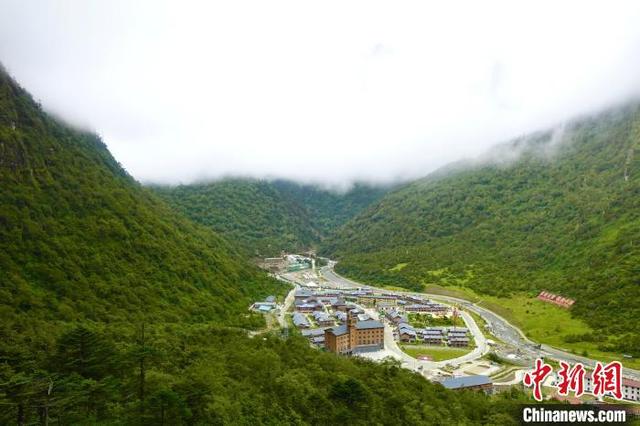 图为从山腰俯瞰玉麦乡.泽塔雍措 摄