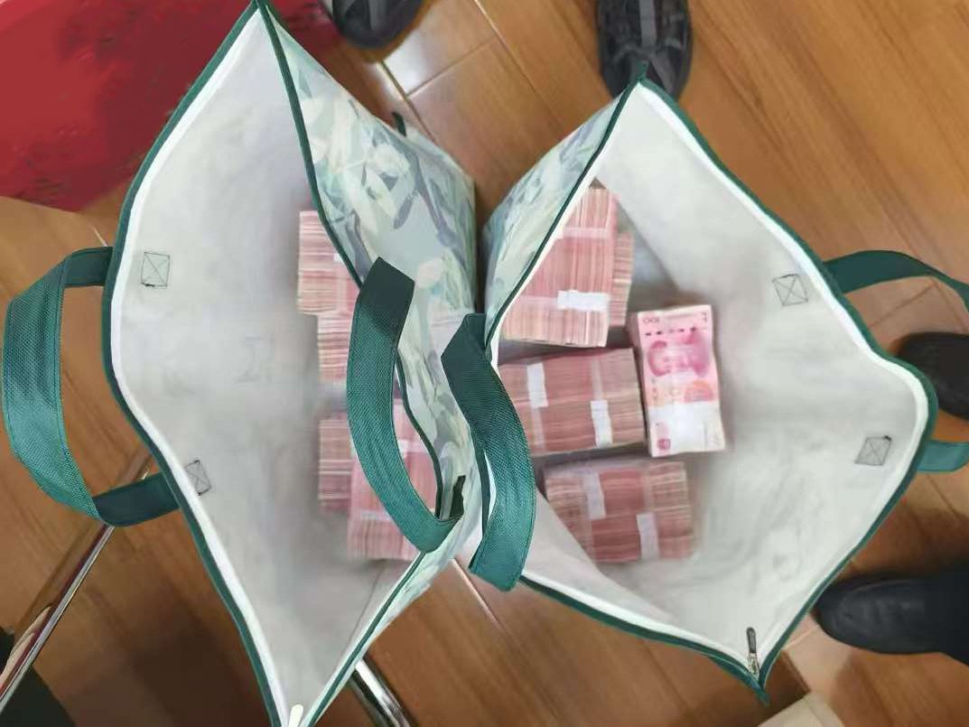 朱女士携带的两大袋现金,共计百万元人民币  本文图片均为 