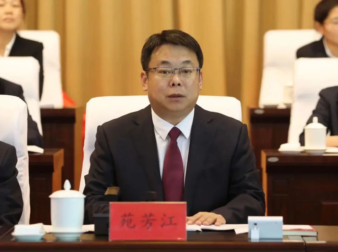 黑龙江宾县人,曾任依兰县副县长,县委常委,组织部部长,方正县委副书记