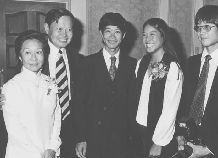 1982年，杨振宁全家福。左起：杜致礼、杨振宁、杨光诺、杨又礼、杨光宇