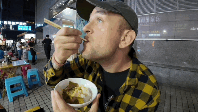       图源：@TwoMadExplorers     