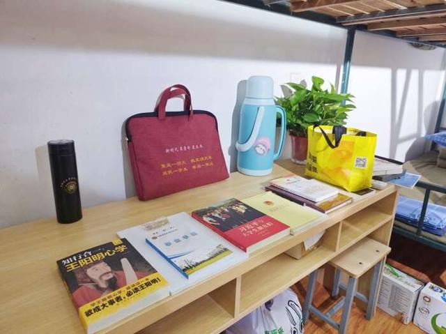 绿海学院为程雅琴准备的爱心生活用品。关云瑞、赵志强供图