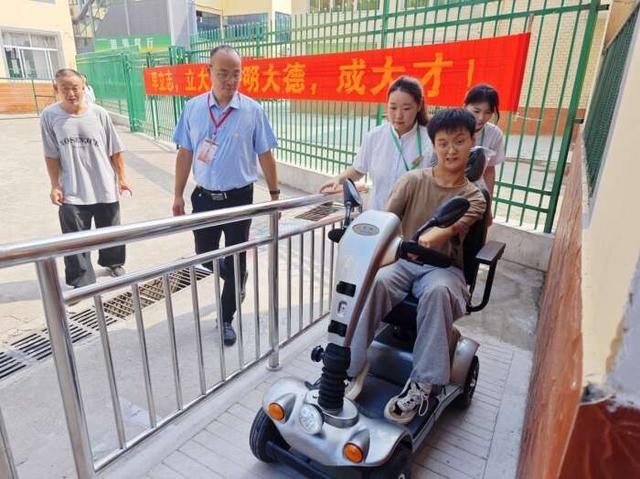 程雅琴通过无障碍改造后的通道前往宿舍。关云瑞、赵志强供图