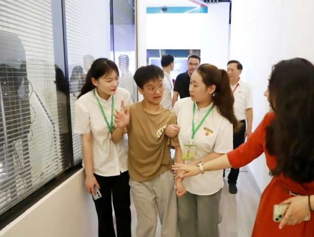 程雅琴在志愿者的帮助下参观星青年科创馆。关云瑞、赵志强供图