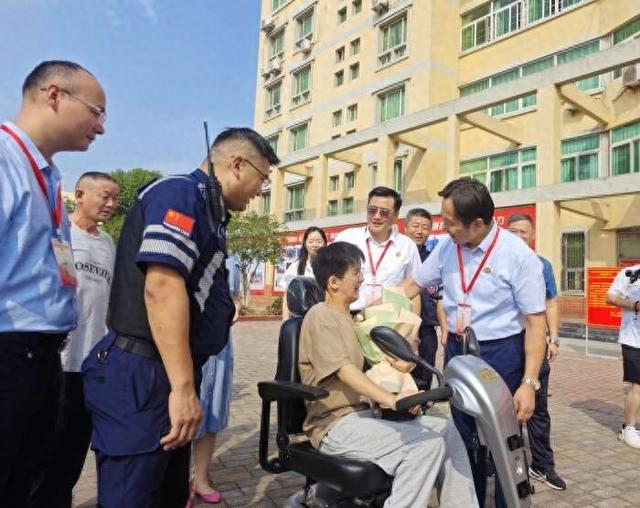 绿海学院师生迎接程雅琴。关云瑞、赵志强供图