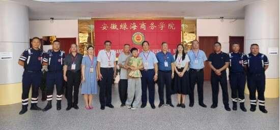 程雅琴父女（中间）和公益志愿者、绿海学院老师合影。关云瑞、赵志强供图