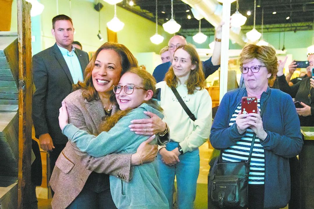 7日,美国民主党总统候选人哈里斯在宾夕法尼亚州访问一家香料店时与