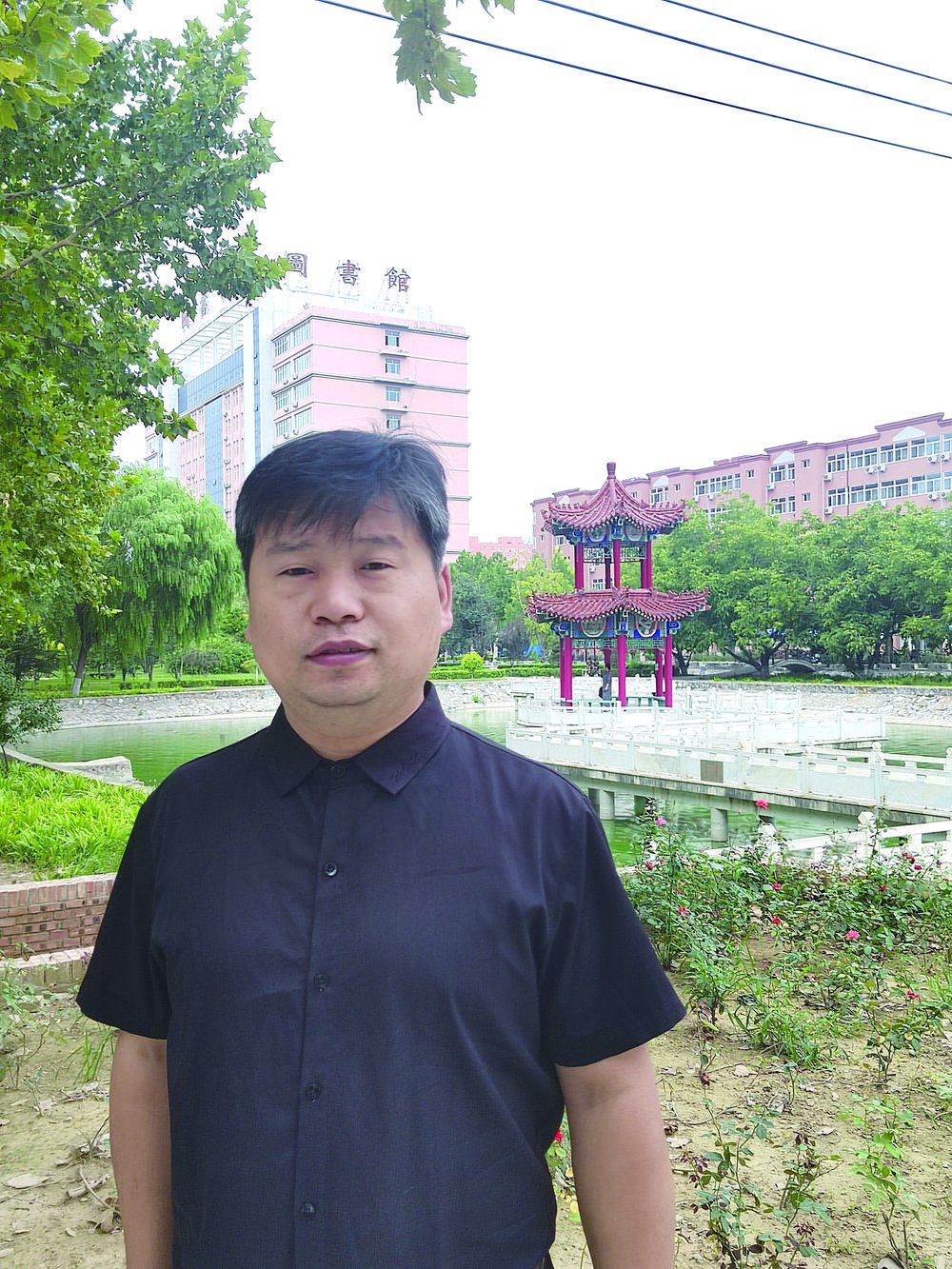 孙迎辉自幼酷爱书画,国学基础深厚,师法晋唐,笔墨酣畅,自成一格.
