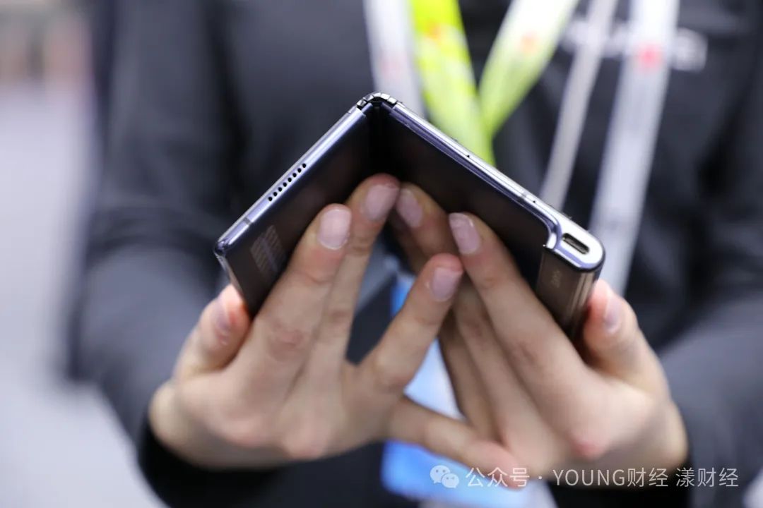 华为工作人员进行折叠展示。图片来源：每日经济新闻 资料图