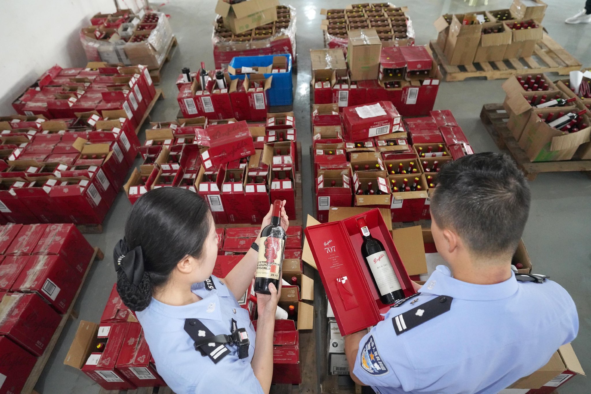 “水客”夹藏瞒报走私酒3.1亿元,主犯获刑十二年|走私|获刑|罚金_新浪新闻