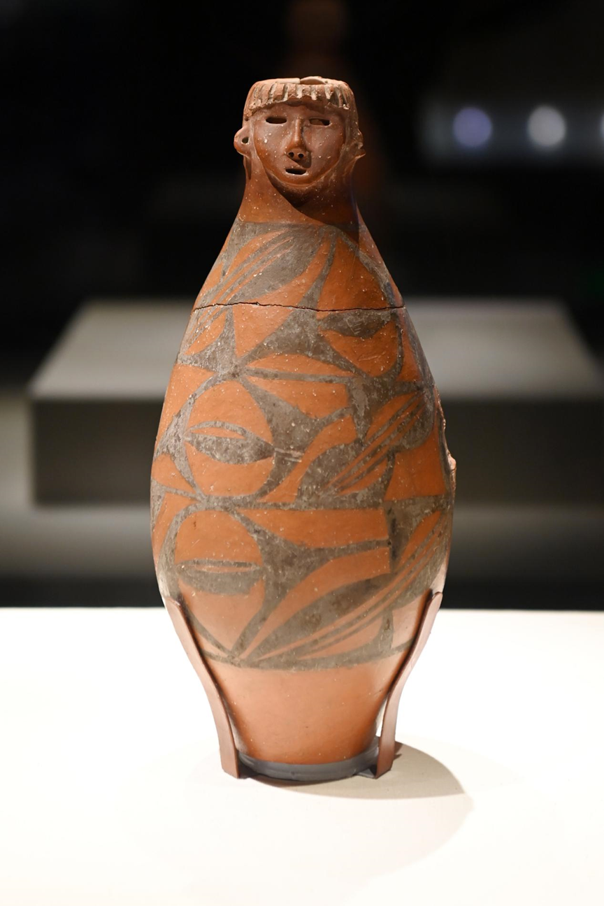大地湾出土的人头形器口彩陶瓶.新华社记者 范培珅 摄
