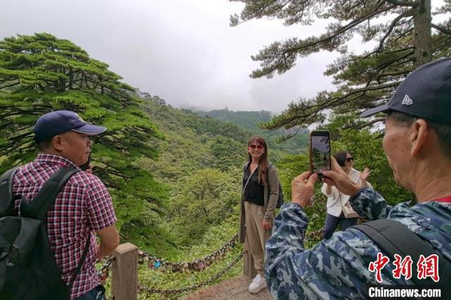 中新社记者 张强 摄图为境外旅行商在体验徽州鱼灯表演.