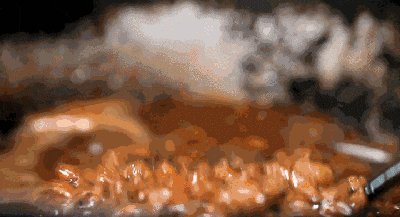 △用猪肉剁成的肉丁被称为臊子，肉丁要肥瘦搭配，才能炒出油脂香味。