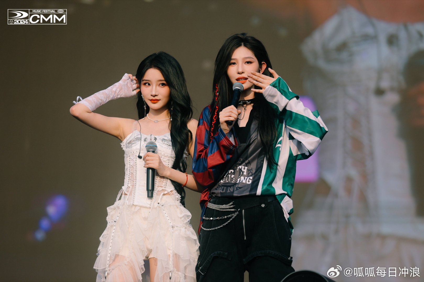 王奕周诗雨今天音乐节舞台图!来看美女|王奕_新浪新闻