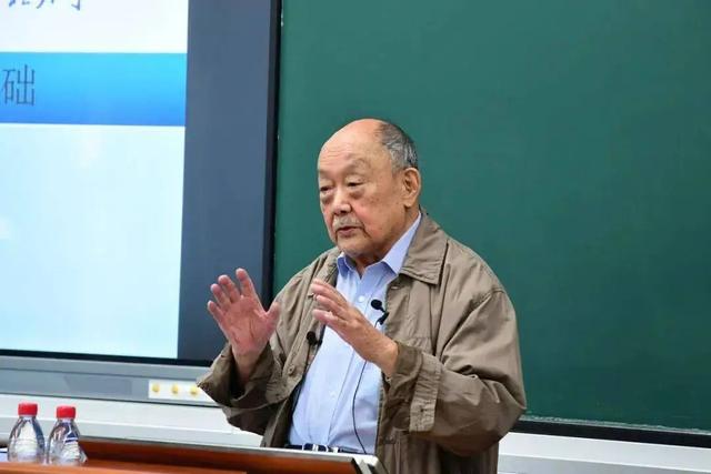 杨士莪为学生授课。图片来源：哈尔滨工程大学